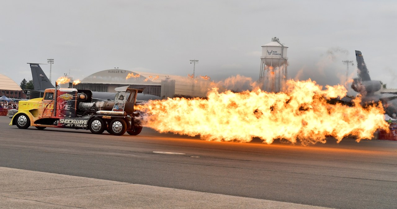 Trzy odrzutowe silniki Shockwave dosłownie plują strugami ognia /Getty Images