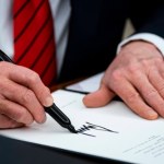 Trzy opcje dot. Rosji trafiły na biurko. Co podpisał, a co odrzucił Trump?