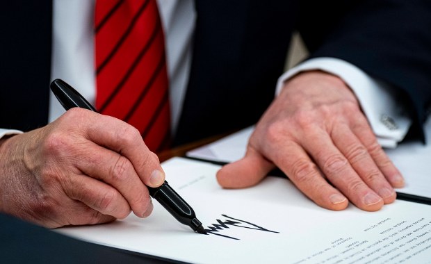 Trzy opcje dot. Rosji trafiły na biurko. Co podpisał, a co odrzucił Trump?