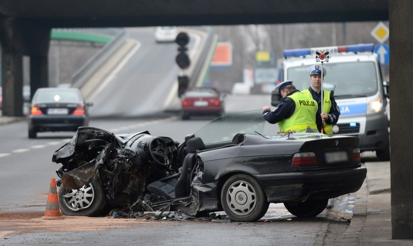 Trzy osoby jadące BMW, w tym małe dziecko, zostały ranne. Kierowcę strażacy wycięli z auta /Bartłomiej Zborowski /PAP