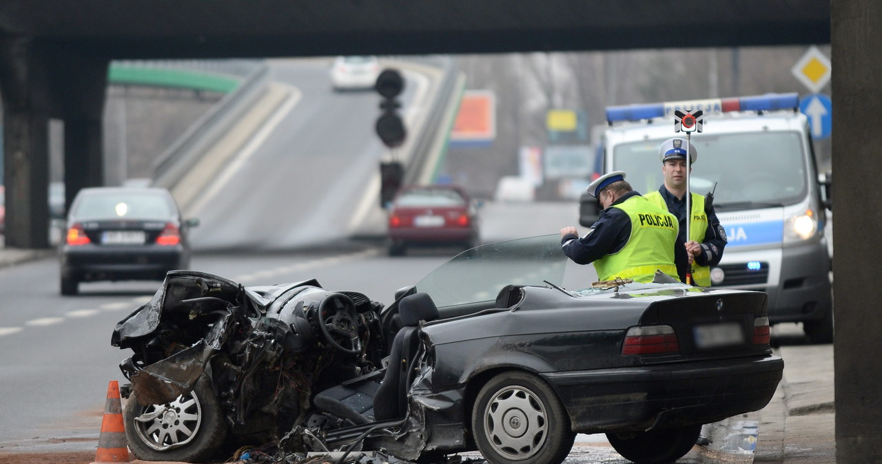 Trzy osoby jadące BMW, w tym małe dziecko, zostały ranne. Kierowcę strażacy wycięli z auta /Bartłomiej Zborowski /PAP