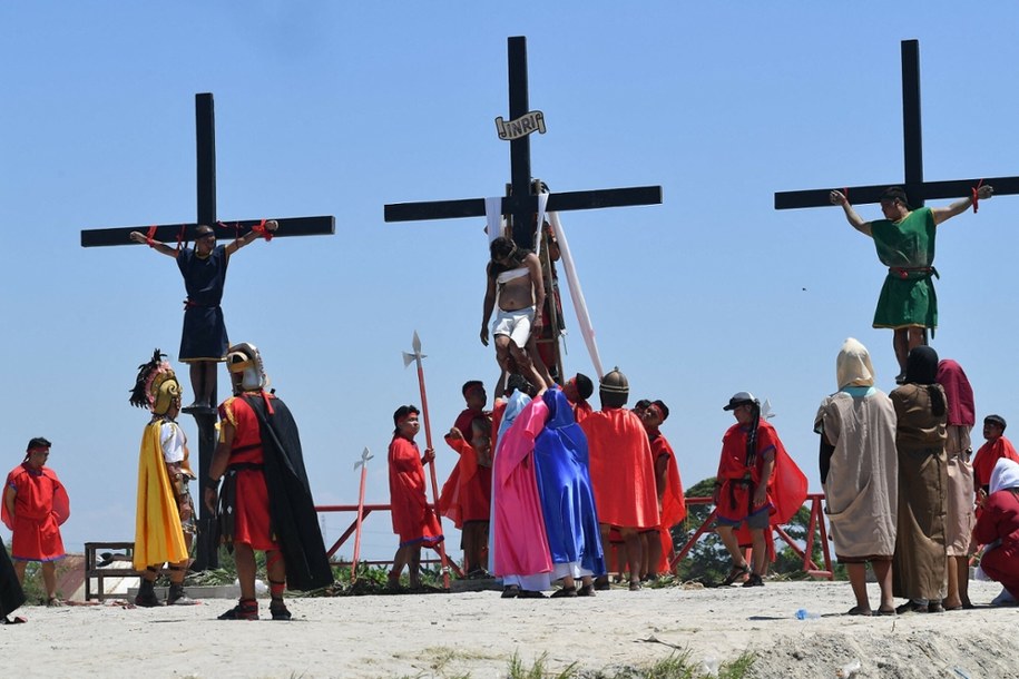 Trzy osoby przybite do krzyża na Filipinach w ramach obchodów Wielkiego Piątku /TED ALJIBE / AFP /East News