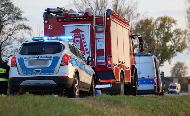 Trzy osoby ranne po zderzeniu dwóch samochodów osobowych i busa