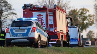 Trzy osoby ranne po zderzeniu dwóch samochodów osobowych i busa