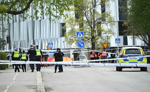 Trzy osoby zastrzelone w środku miasta. Helikopter policyjny na niebie i obława