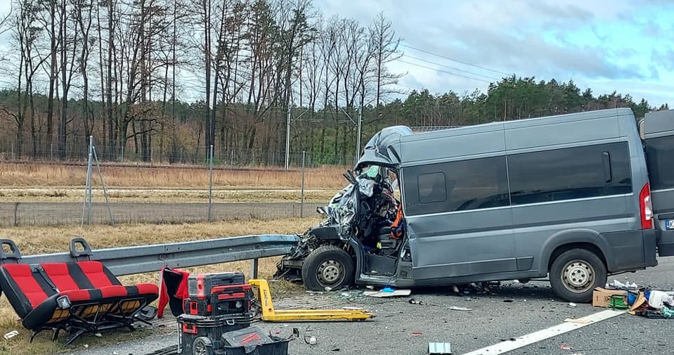 Trzy osoby zginęły na miejscu, czwarta zmarła po reanimacji. Dwie w stanie ciężkim trafiły do szpitala /Policja