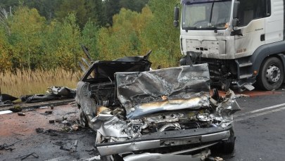 Trzy osoby zginęły w wypadku. Auto spłonęło  