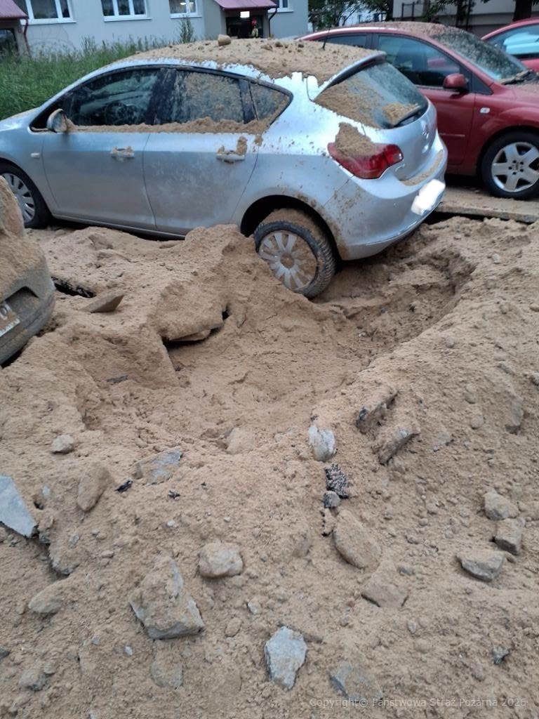 Trzy pojazdy zostały uszkodzone. Na szczęście nikomu nic się nie stało /KM PSP w Łodzi