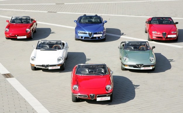 Trzy pokolenia Alfy Spider: cztery serie pierwszej generacji (przód i lewa strona), druga generacja (z tyłu, z prawej) oraz trzecia (tył, pośrodku). /Alfa Romeo