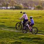 Trzy pomysły na wycieczkę rowerową z dziećmi. Co ze sobą zabrać?
