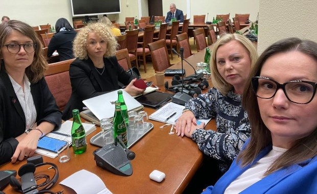 Trzy posiedzenia w trzy lata, ale funkcyjne co miesiąc. Poseł PiS odda pieniądze? 