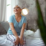 Trzy proste ruchy zrób zaraz po przebudzeniu. Zyskasz lepszy dzień, podziękują ci plecy, odpuści stres