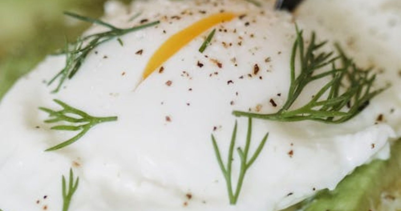 Trzy proste śniadania białkowe z jajek, które sycą i dodają energii /Nicola Barts /pexels.com