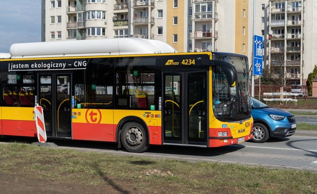 Trzy strzały w miejskim autobusie w Warszawie. Napastnik żądał prawa jazdy od kierowcy 