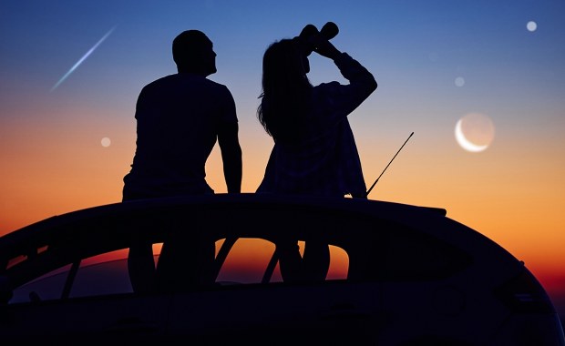 Trzy superpełnie, setki meteorów i jasny Saturn - tej jesieni patrz w górę!