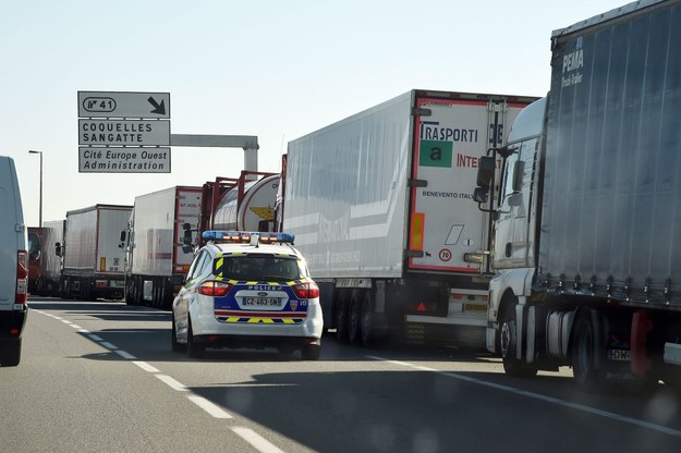 Trzy tysiące ciężarówek stało w środę po brytyjskiej stronie Kanału La Manche /GUY DROLLET  /PAP/EPA