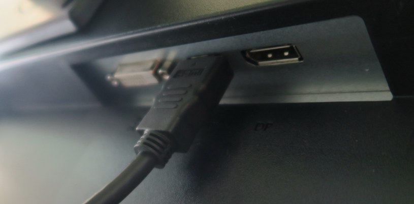 Trzy wejścia sygnału (DVI, HDMI, DisplayPort) z tyłu monitora /INTERIA.PL