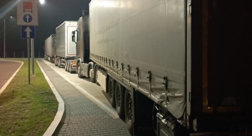 Trzy zestawy ciężarówek z naczepami transportowały ładunki podzielne z Polski do Norwegii. /ITD /ITD
