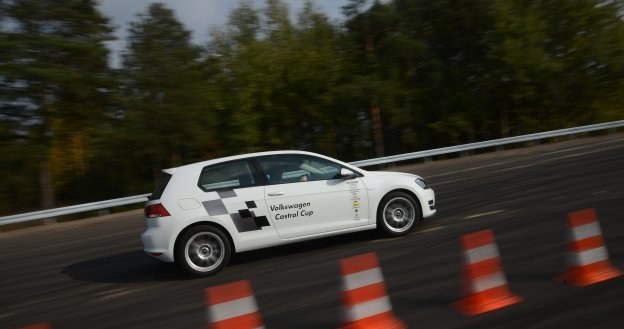 Trzydrzwiowy VW Golf, dzięki pakietowi Cup Edition, prowadzi się jeszcze pewniej niż auto seryjne. /Motor