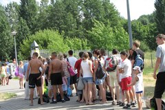 Trzygodzinna kolejka na basen w Łodzi