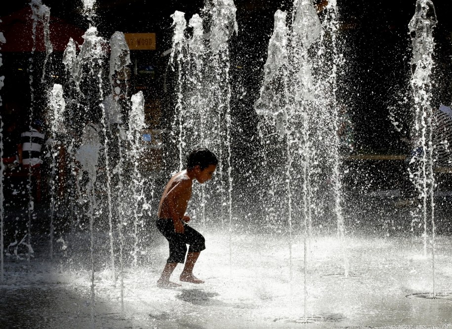 Trzylatek chroni się przed upałem w kurtynie wodnej (Hollywood, Kalifornia) /MIKE NELSON /PAP/EPA