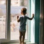 Trzylatek na parapecie drugiego piętra. Informacje o matce szokują