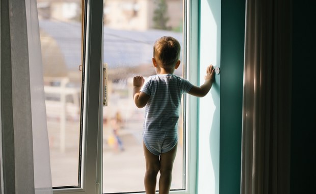Trzylatek na parapecie drugiego piętra. Informacje o matce szokują