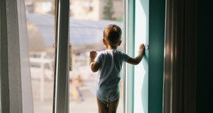 Trzylatek na parapecie drugiego piętra. Informacje o matce szokują