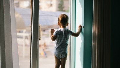Trzylatek na parapecie drugiego piętra. Informacje o matce szokują