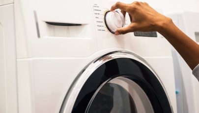 Trzylatek zatrzasnął się w pralce i zmarł. Śledztwo umorzono