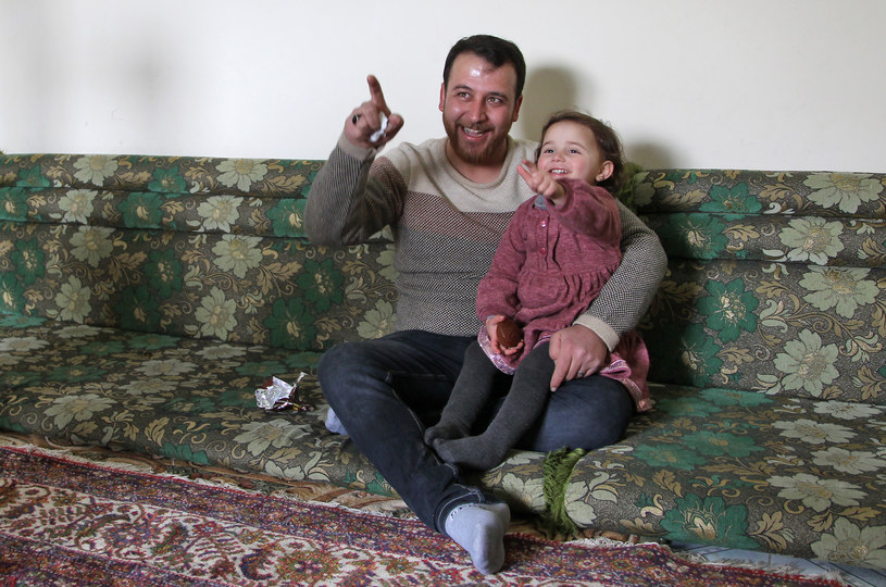 Trzyletnia Salwa z ojcem, 32-letnim Abdullahem Muhammadem /Abdulaziz KETAZ / AFP /AFP