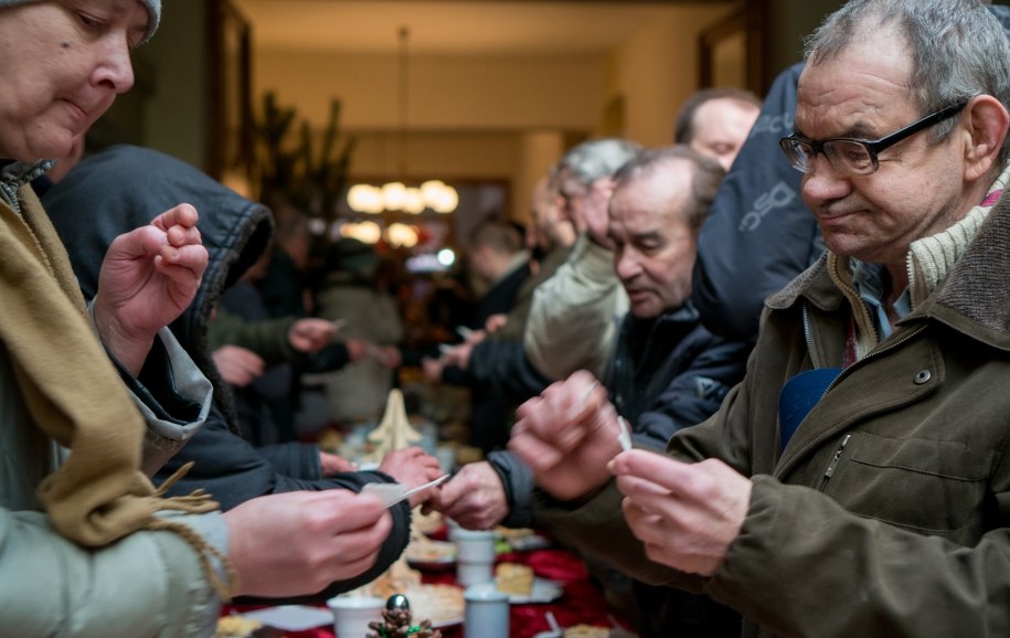 "Trzymając w naszych dłoniach biały opłatek, myślimy o tym wszystkim, co domaga się naszego nawrócenia, a więc również pojednania i przebaczenia sobie nawzajem" - mówił abp Wojciech Polak. Na zdjęciu: wigilijny posiłek dla osób bezdomnych i ubogich w Katowicach /Andrzej Grygiel /PAP