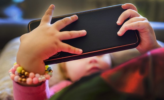 Trzymajcie maluchy z dala od ekranów! To zaburza rozwój ich mózgów