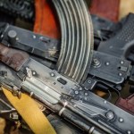 Trzymali w domach arsenały. Zadziwiające odkrycia policji