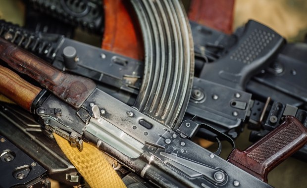 Trzymali w domach arsenały. Zadziwiające odkrycia policji