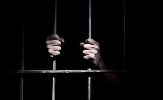 Trzymani w klatkach, skuci kajdankami. Media o izraelskim areszcie