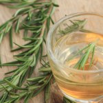 Trzymasz go na parapecie. Zalej kilka gałązek wrzątkiem i pozbądź się infekcji