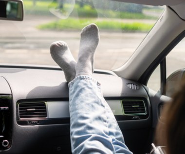 Trzymasz w ten sposób nogi podczas jazdy? To może skończyć się tragicznie