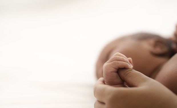 Trzymiesięczny chłopiec skatowany przez rodziców wciąż walczy o życie