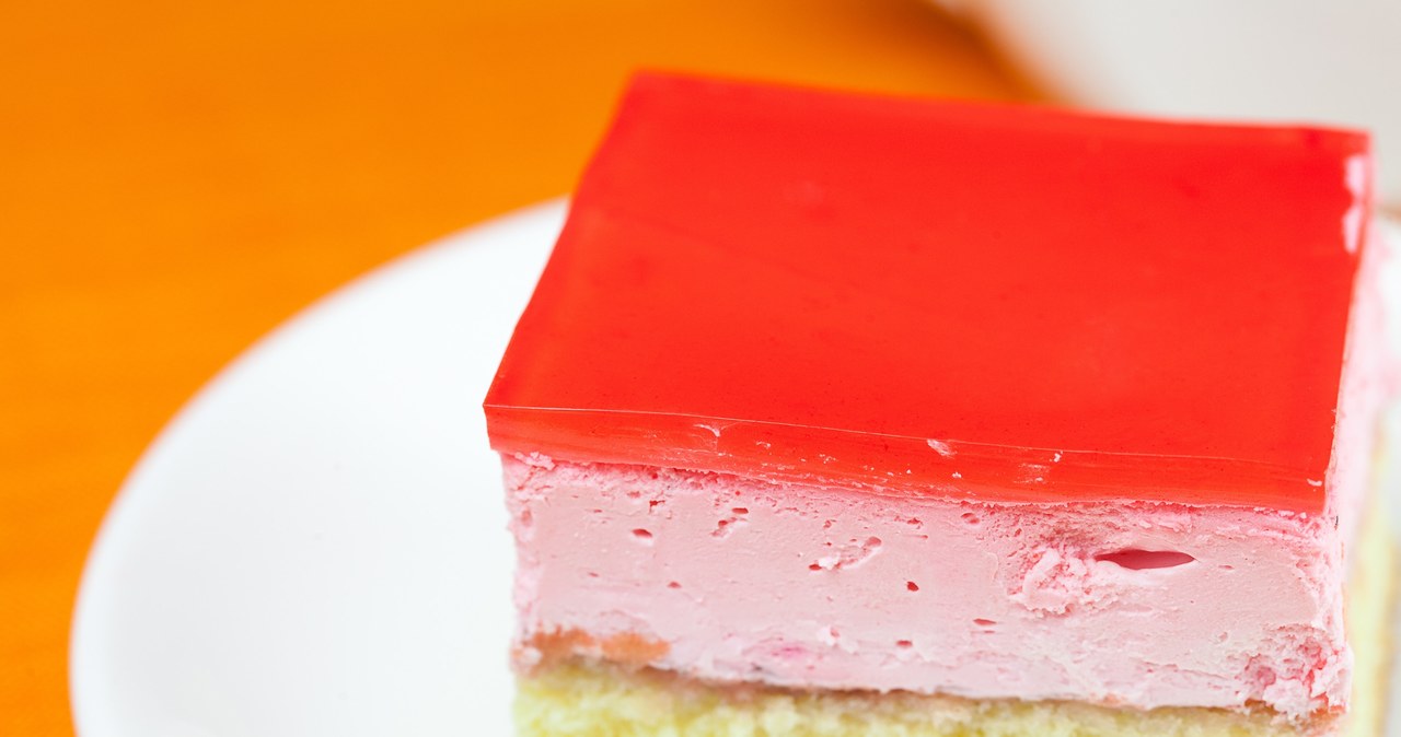 Trzywarstwowe ciasto Promyczek z truskawkami i galaretką /jannyjus /123RF/PICSEL