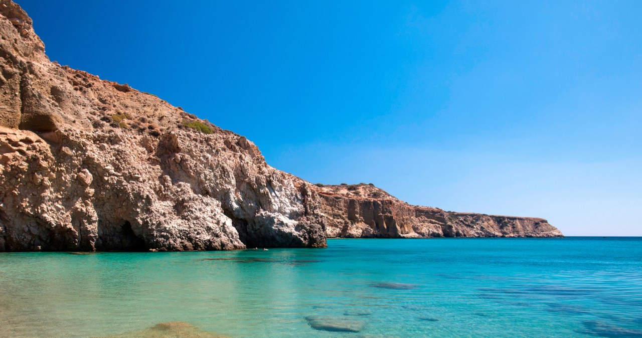 Tsigrado beach to jedna z najpiękniejszych greckich plaż położona na wyspie Milos /Getty Images /materiał zewnętrzny