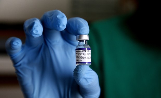 "Tsunami" zakażeń Omikronem. Szkocja zaostrza zasady kwarantanny