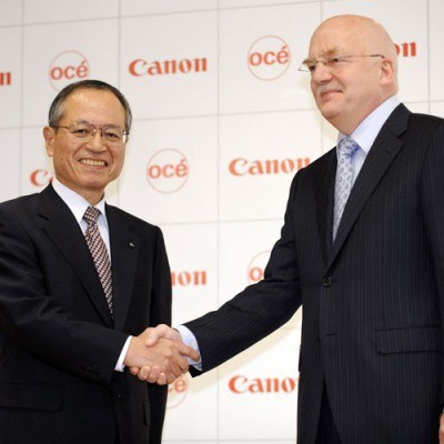 Tsuneji Uchida (L), prezes Canon Inc. i Anton Schaaf (P), członek zarządu Océ /AFP