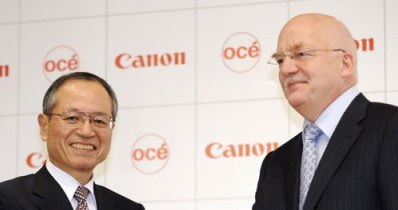 Tsuneji Uchida (L), prezes Canon Inc. i Anton Schaaf (P), członek zarządu Océ /AFP