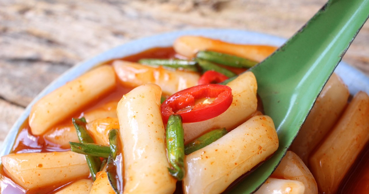 Ttekbokki podaje się z ostrym sosem, papryczkami chili i zieloną cebulką /photodee /123RF/PICSEL