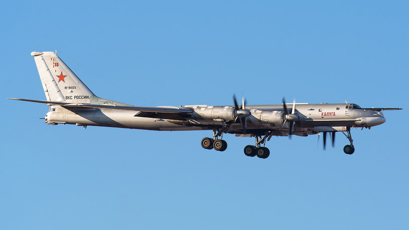 Tu-95 ma aż 50 metrów rozpiętości skrzydeł i może osiągać prędkość w lodzie na poziomie 710 kilometrów. Uszkodzone Tu-95 to najprawdopodobniej wersje MS, bo to one są przystosowane specjalnie do używania pocisków kierowanych /Andrei Shmatko  /Wikipedia
