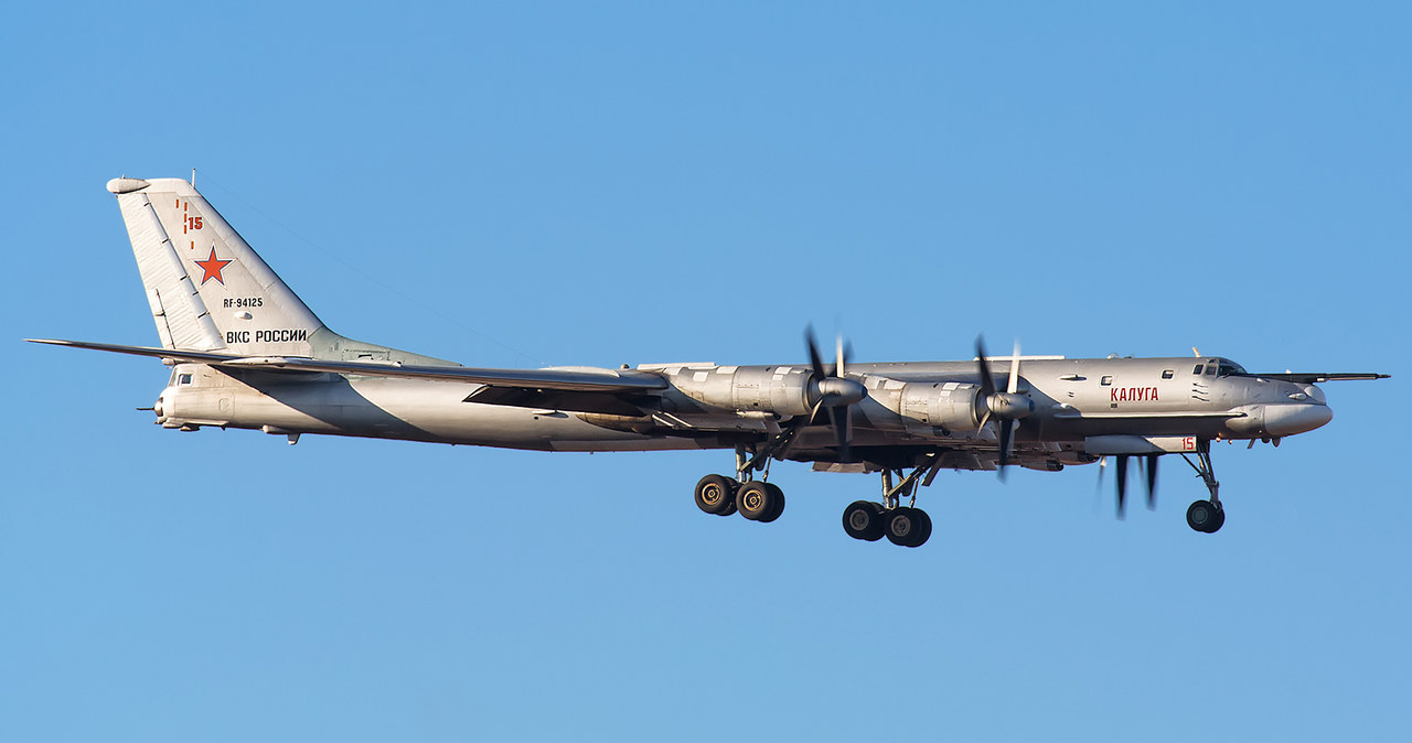 Tu-95 ma aż 50 metrów rozpiętości skrzydeł i może osiągać prędkość w lodzie na poziomie 710 kilometrów. Uszkodzone Tu-95 to najprawdopodobniej wersje MS, bo to one są przystosowane specjalnie do używania pocisków kierowanych /Andrei Shmatko  /Wikipedia