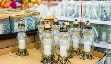 Tu kupisz najtańsze znicze. Porównujemy ceny z gazetek promocyjnych dyskontów