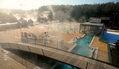 Tu nie ma tłumów. Baseny termalne i góry godzinę od polskiej granicy