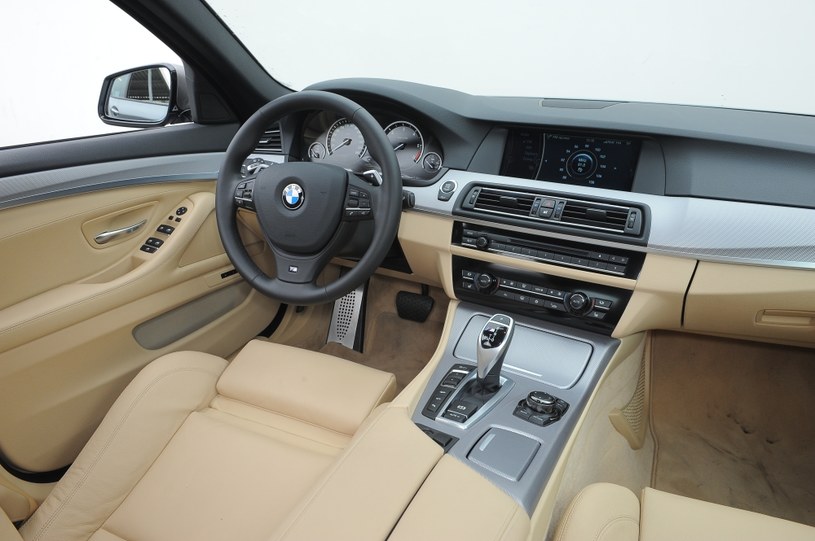 Tu panuje niemiecki porządek. Odkąd BMW wymyśliło centralne pokrętło sterujące iDrive liczbę przycisków istotnie ograniczono. Jakość wykonania i materiały - bez zarzutu. Określenie premium jest tu jak najbardziej na miejscu. /Motor